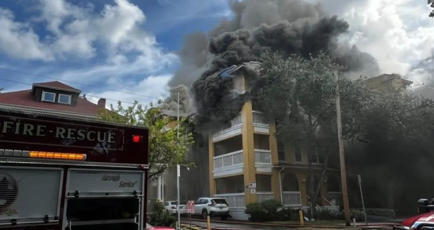 El fuego comenzó en el piso donde ocurrió el tiroteo.