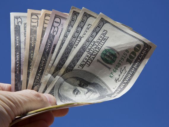 Tras la fuerte suba de la semana, el dolar bajó $5 y cerró a $1.375
