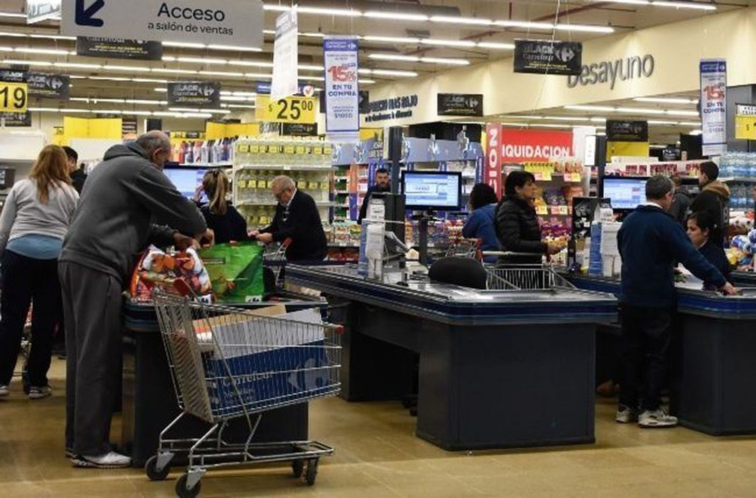 Los grandes supermercados reabrieron sus puertas este domingo