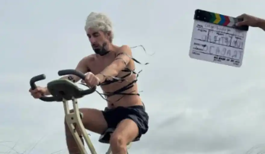 Nacho Lorenzo presentará hoy viernes su nuevo sencillo “Cualquier cosa” junto al estreno del videoclip en Territorio Creativo.