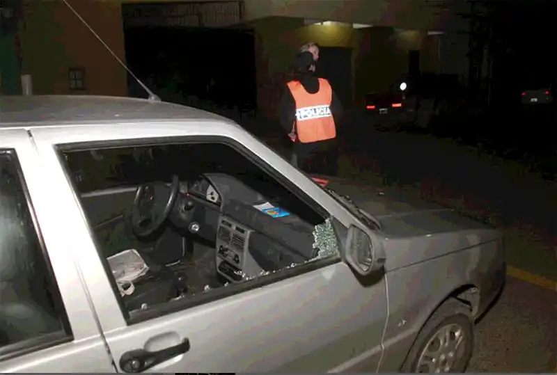 Le rompieron la ventanilla del auto y le robaron la cartera
