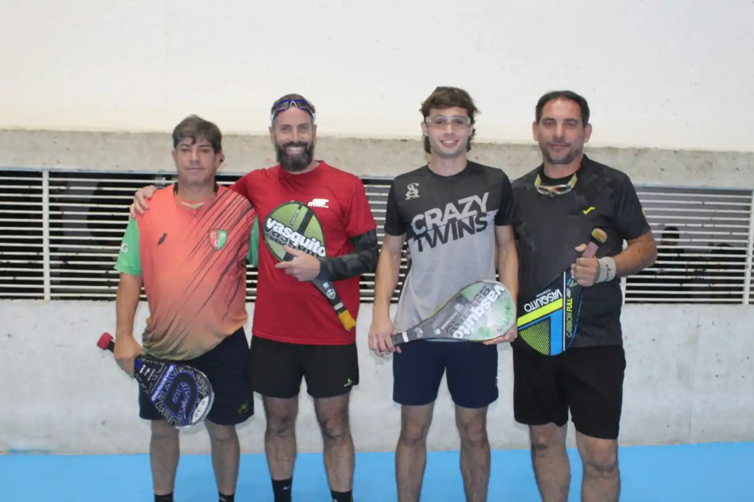 El partido!! Lo protagonizaron en la Categoría "B" Rosendo Frias-M. Louzán y S. Marcó-M. Demarchi. Triunfo de los primeros por 25 a 17. Un párrafo aparte para el "Bambi" Frías que interactuó todo el tiempo con la reja y los palcos donde recibió muchas ovaciones por su gran actuación.