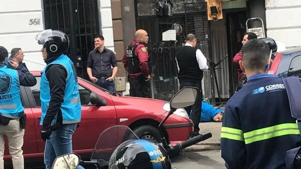 Feroz tiroteo entre policías y delincuentes en Palermo