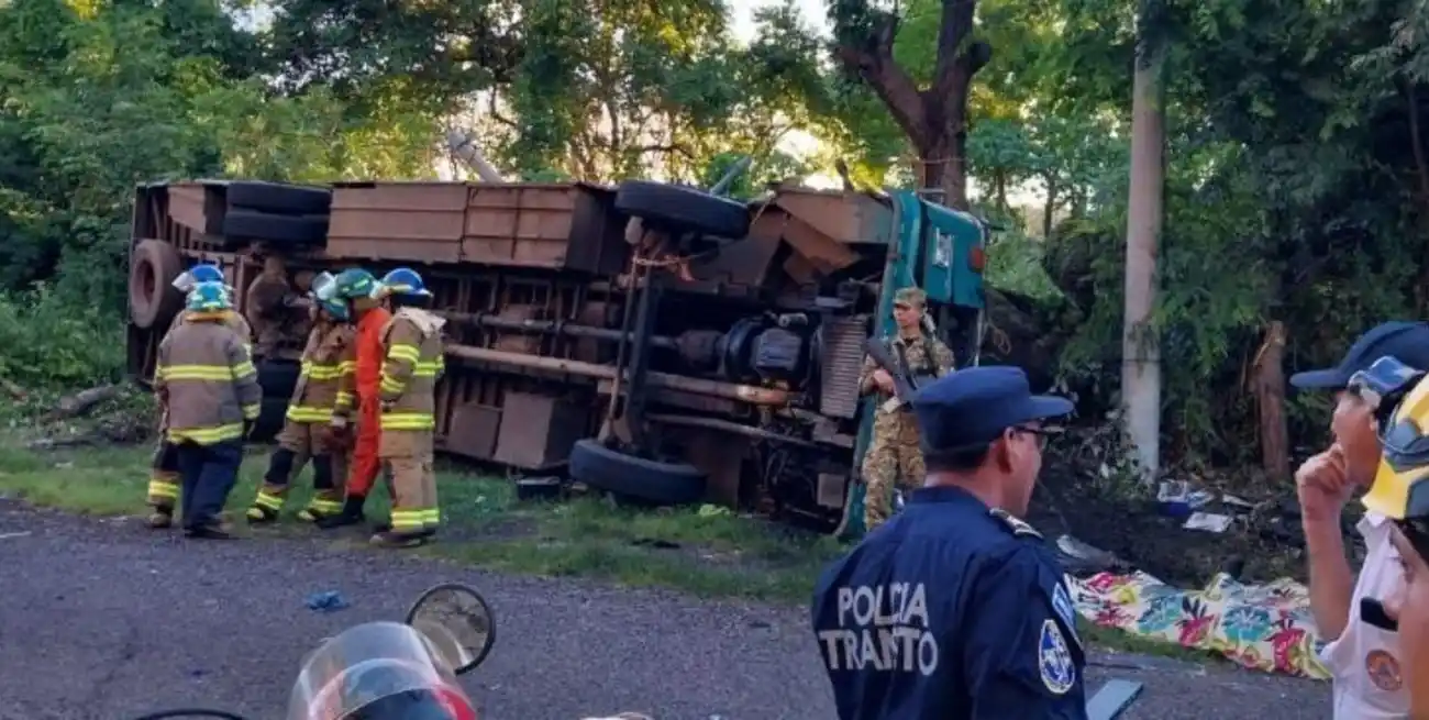 "Varias de las víctimas están atrapadas en la carrocería del vehículo accidentado", amplió el parte policial.