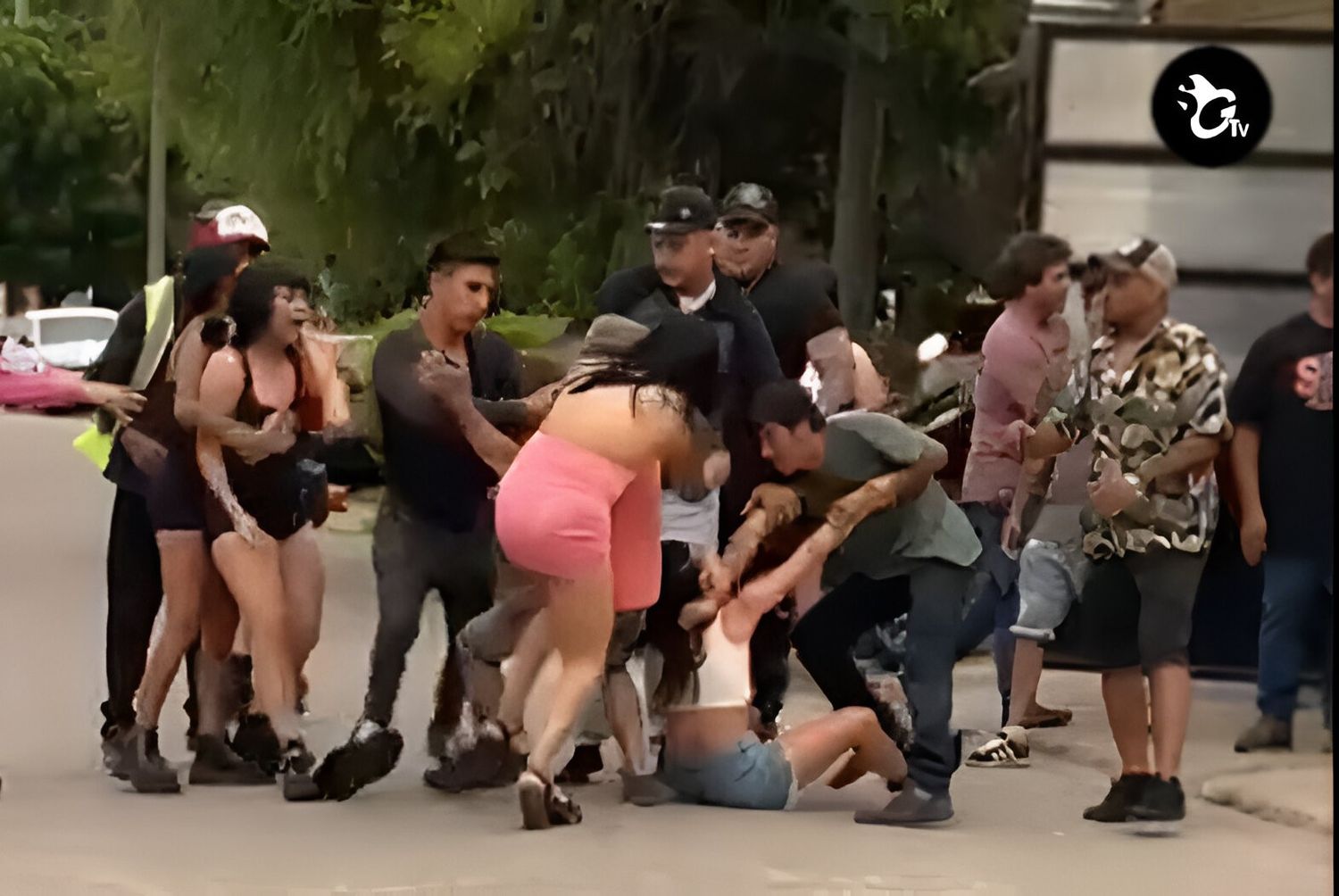 [VIDEO] Violento episodio a la salida del "Bar del Chino" en Las Canaletas: corridas, piñas, cuchillos y fierros