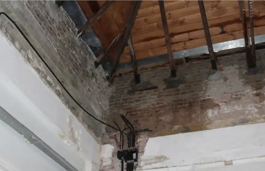 Dos anfiteatros de la Facultad de Ciencias Médicas completamente destruidos, producto de la lluvia y la humedad