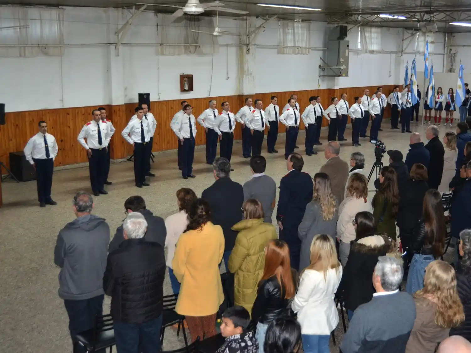 La población cañaseña reconoció a los bomberos en su día.