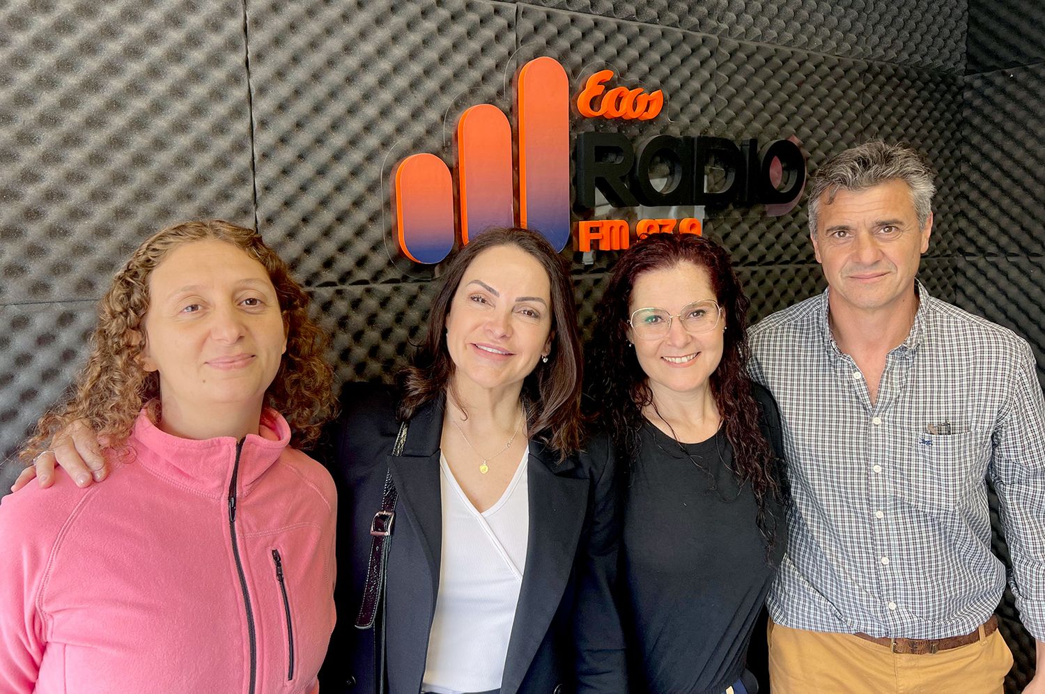 Maricel Maffioni y Julieta Ciccimarra encargada de la organización del evento en Cabañas Río Quequén, junto a Romina Corapi y al Dr. Martín Bordazahar