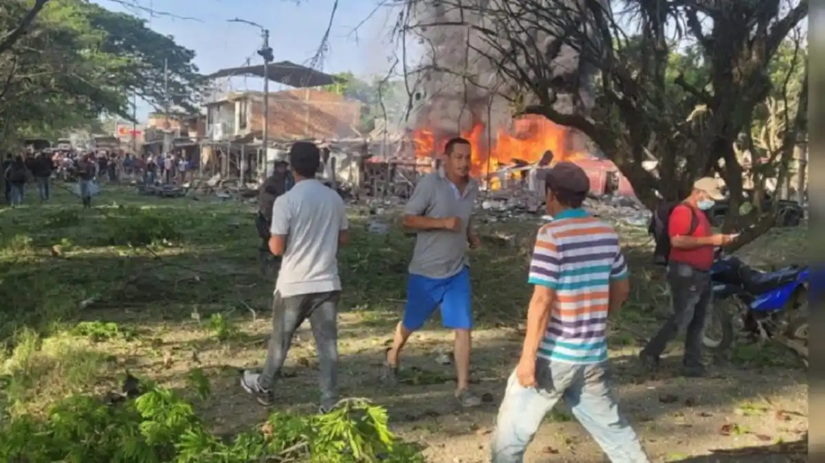 Atentado con carro bomba en sede policial en Colombia deja dos muertos, Petro acusa a disidencias de las Farc