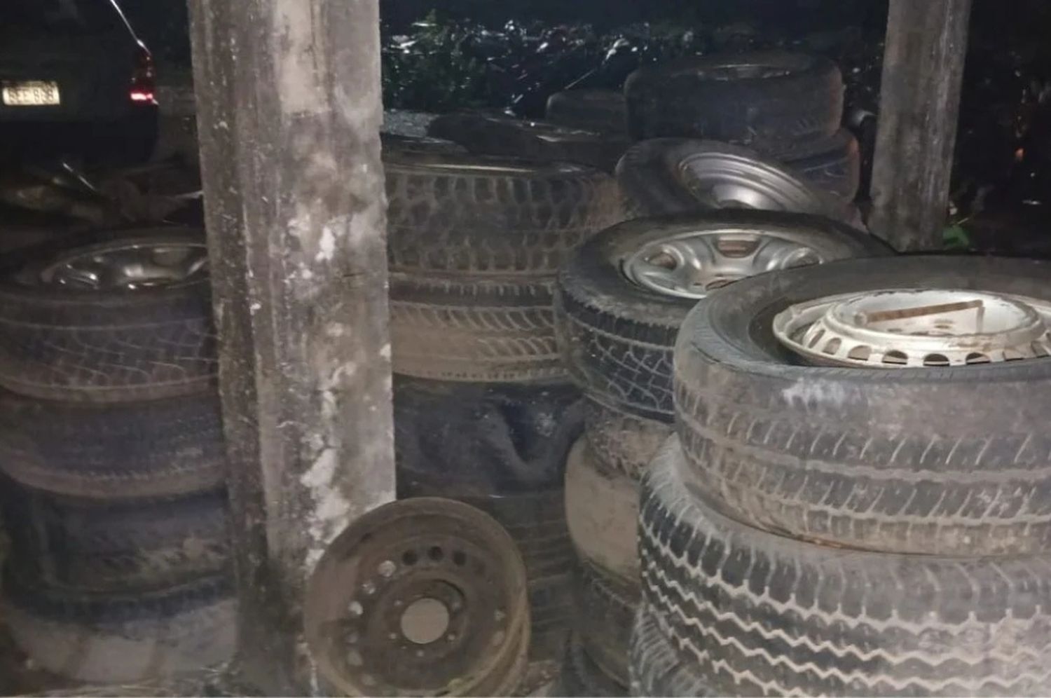 Las ruedas incautadas pertenecían a vehículos secuestrados dentro del predio.