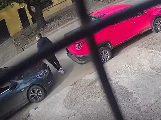 Momento en que el hombre raya el automóvil Chevrolet Onix.