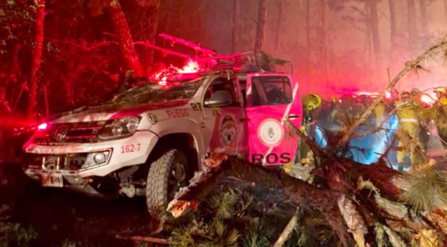 La camioneta fue aplastada por un pino cuando salían del incendio en El Durazno.