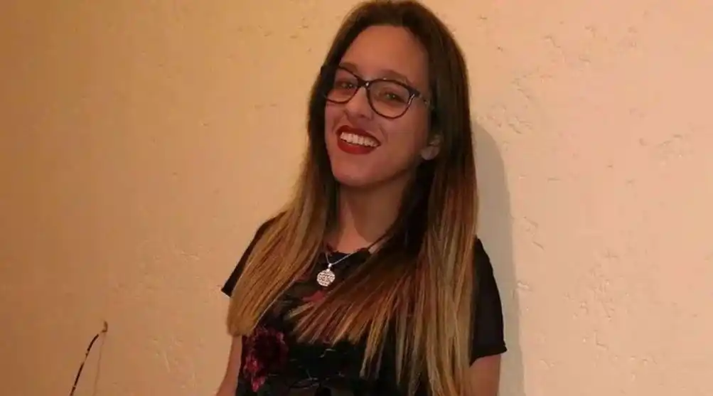 Su hija no respondía los mensajes y la encontró degollada en el baño