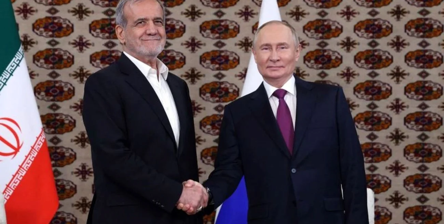 El mandatario ruso Vladímir Putin junto al presidente iraní, Masoud Pezeshkian. DW