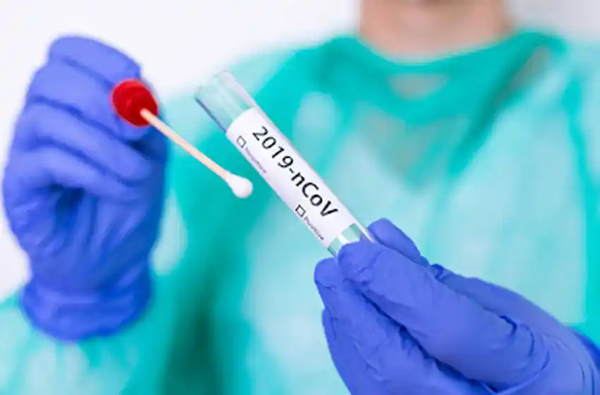 Proponen que haya «hisopados anales» para los que se nieguen a vacunar contra el coronavirus