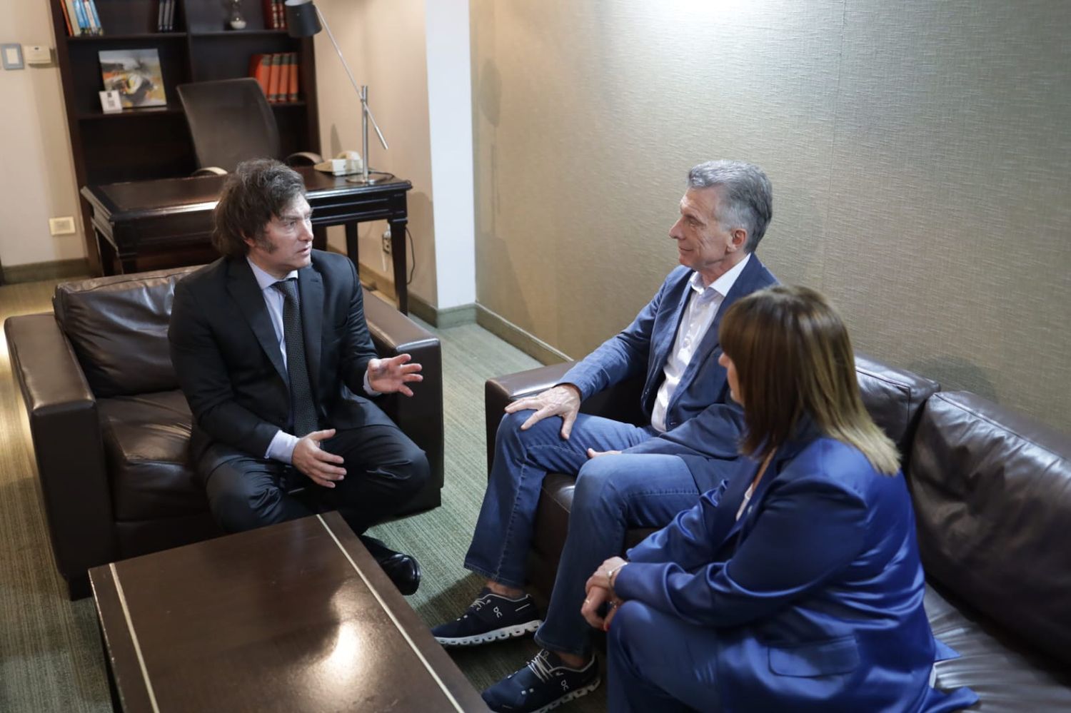 Javier Milei, Mauricio Macri y Patricia Bullrich reunidos luego del triunfo del lider libertario.