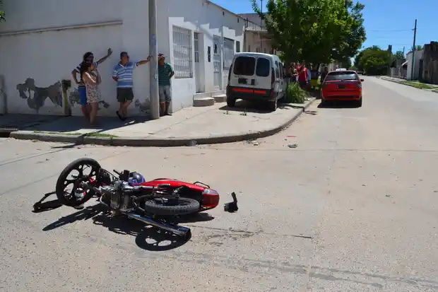 Un menor fue llevado al Hospital por un fuerte choque en moto