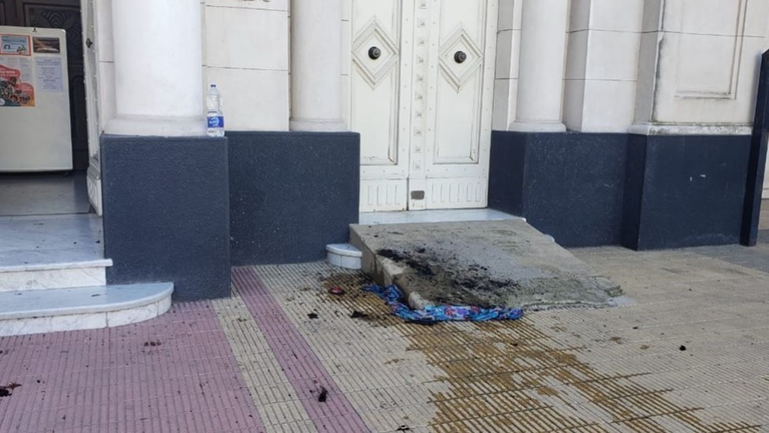 A una mujer le robaron todo, quedó en la calle y se prendió fuego en una iglesia