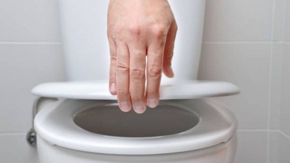 Razones por las que debes cerrar la tapa de la poceta antes de bajar el agua (Video)