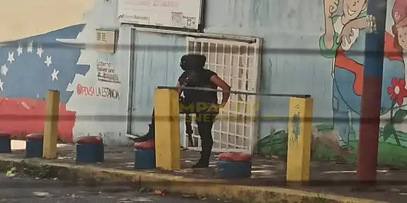 ¡Armados hasta los dientes! COLECTIVOS custodian E/S en Sarría (+Fotos)