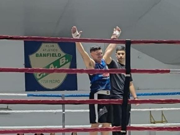 Felicitan a Emiliano Franco por ganar en la velada de boxeo