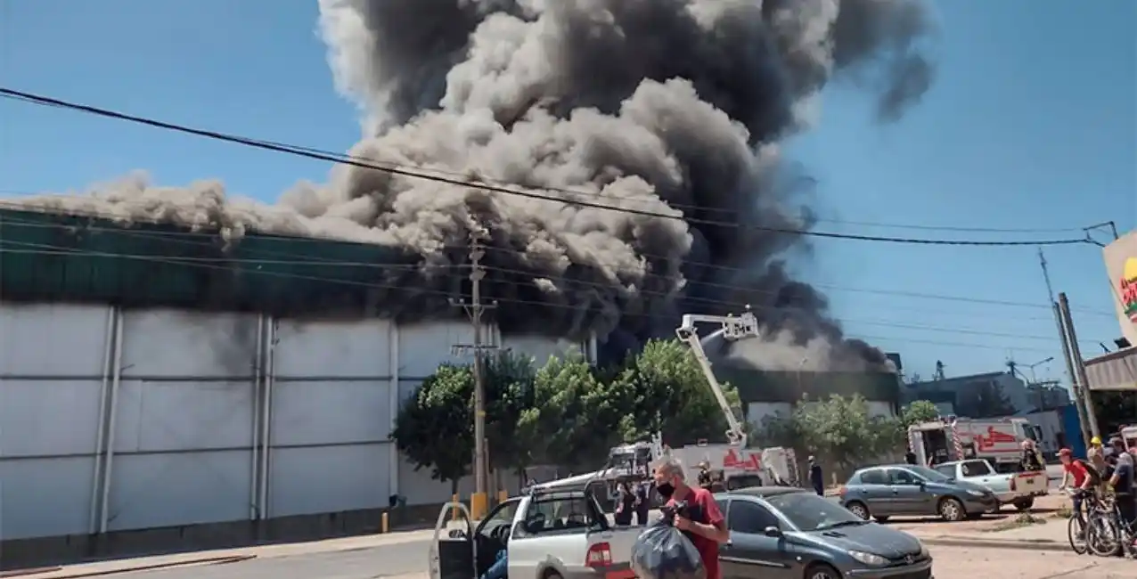 Impresionante incendio en planta frigorífica de Gualeguay