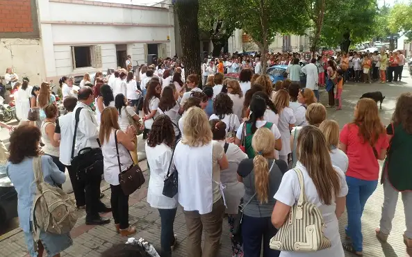 Los docentes se manifestaron y pidieron una nueva propuesta salarial 