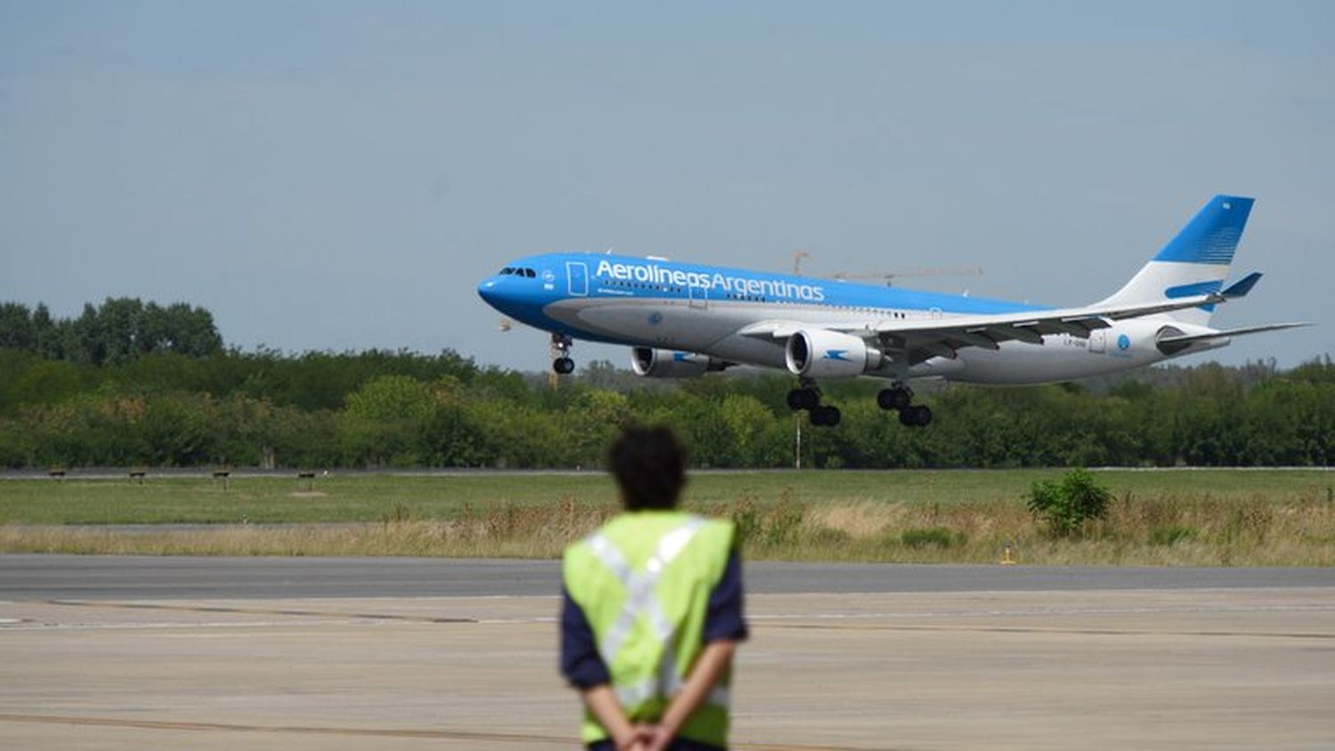 Llegó a Ezeiza el avión de Aerolíneas Argentinas con la segunda tanda de 300.000 dosis de la vacuna Sputnik V