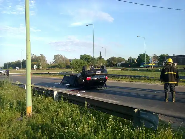 Joven grave por heridas sufridas al volcar con su auto y quedar atrapado 