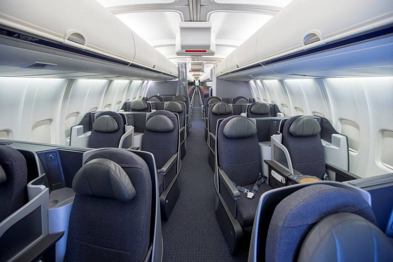 American Airlines presentó su primer 757 con interiores renovados