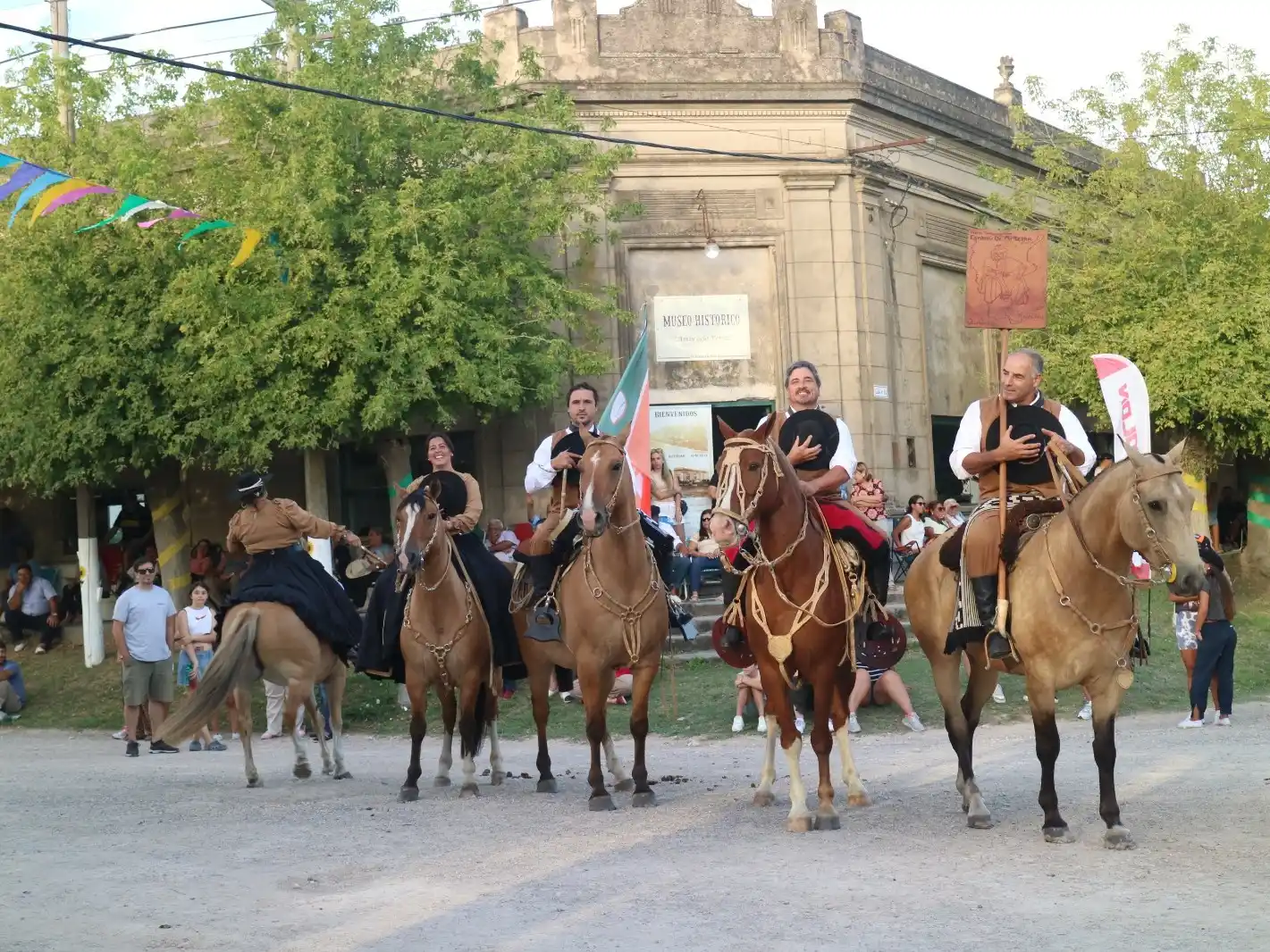 Fiesta. Del Girasol con participación de la comunidad.