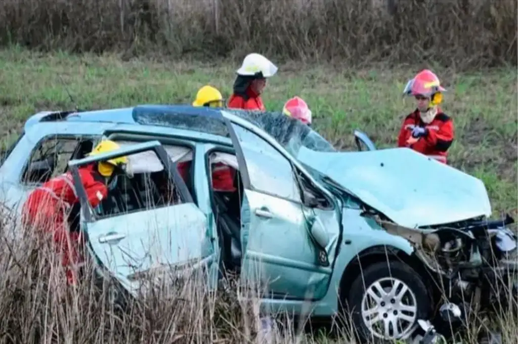 Despiste y vuelco en la ruta 32: una pareja tuvo que ser hospitalizada