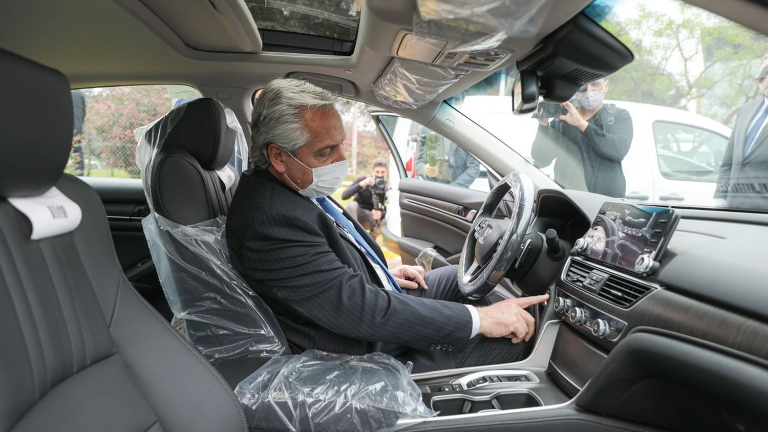 La otra cara de la visita de Alberto Fernández a Toyota: Recorrida express, flexibilización y temor a escraches 