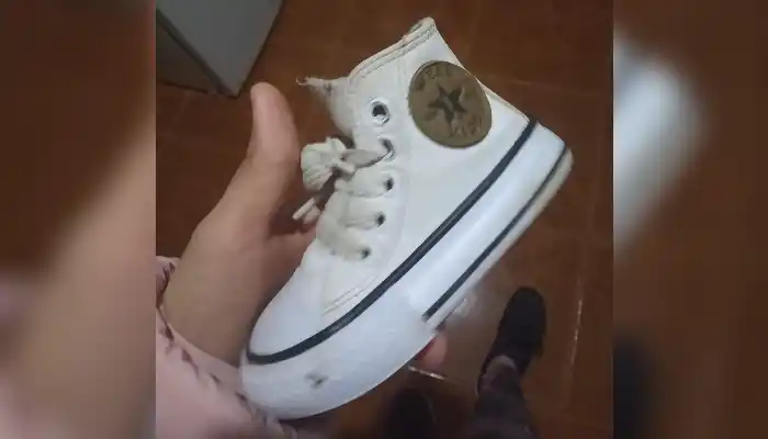 Trinidad busca la zapatilla de su bebé