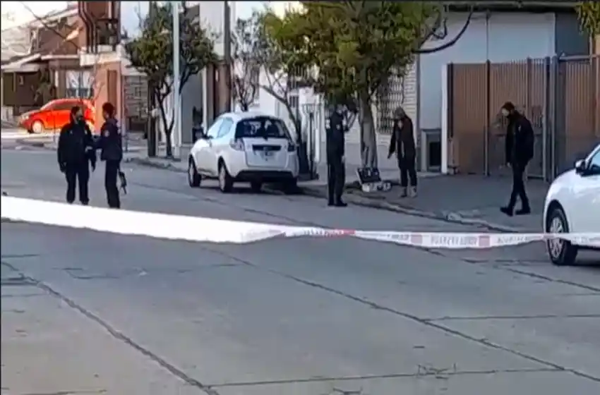 Dos motochorros balearon a un policía que intentó impedir un robo