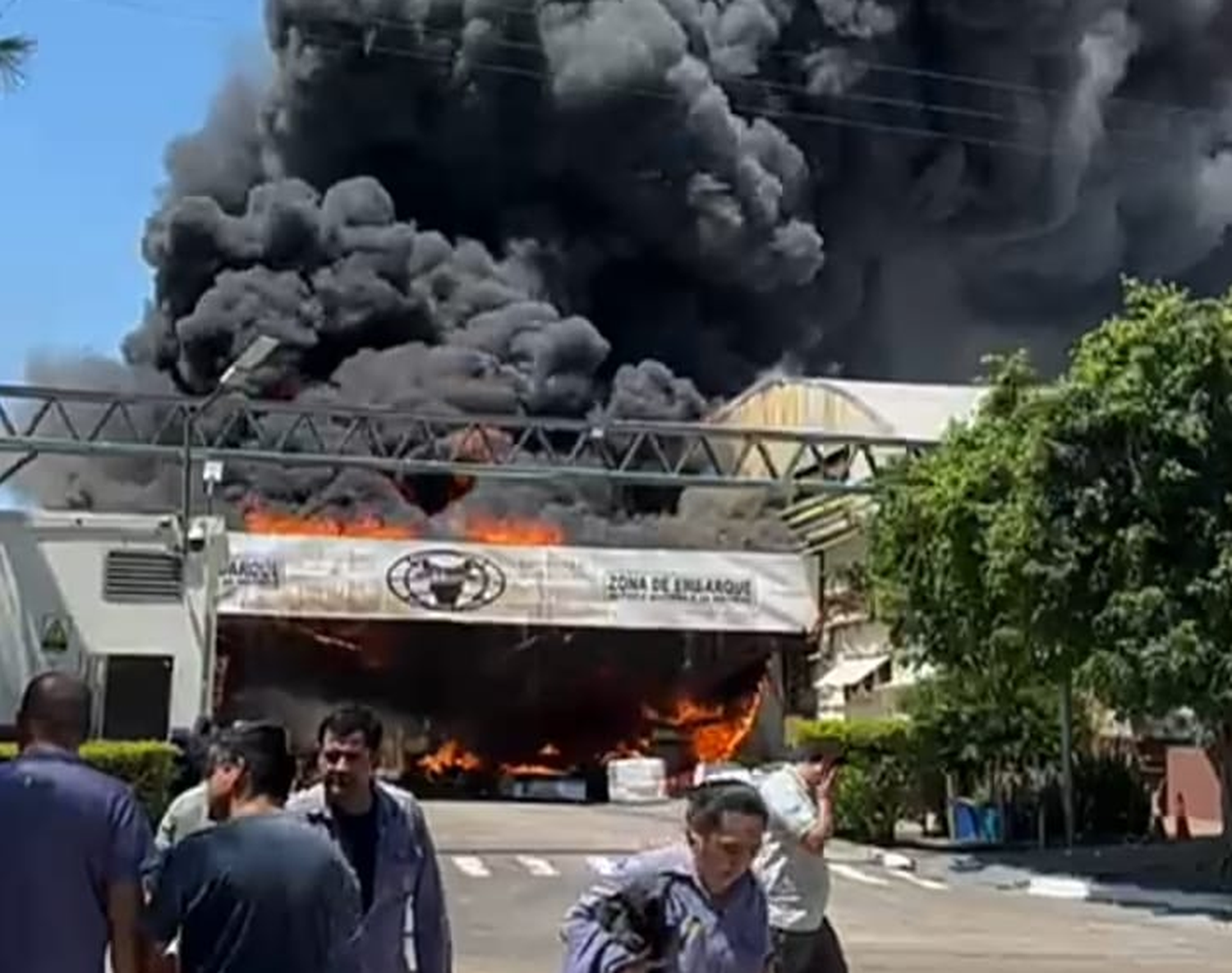 Un cortocircuito habría sido el causante de un feroz incendio en la Curtiembre Arlei