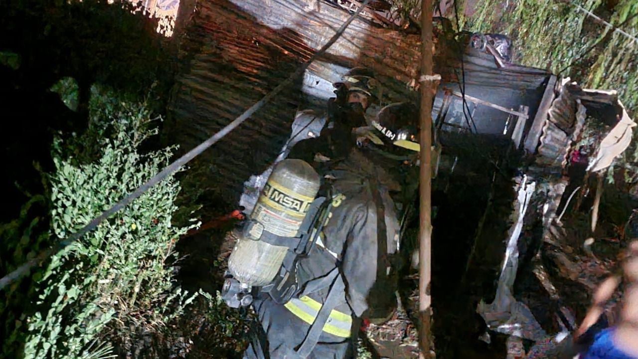 Un incendio arrasó con una construcción precaria en pleno barrio 2 de abril