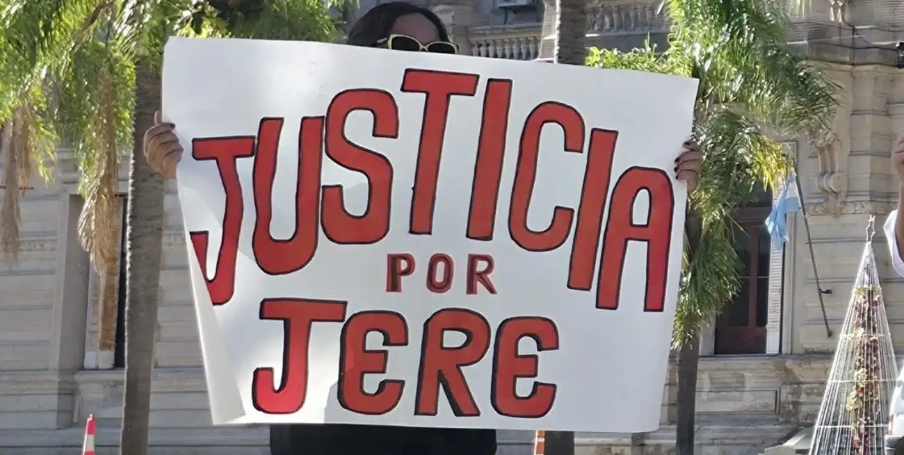 Allegados a la víctima acompañaron frente a tribunales.
