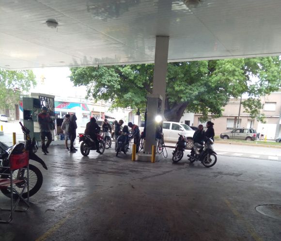 Cargan nafta sin casco