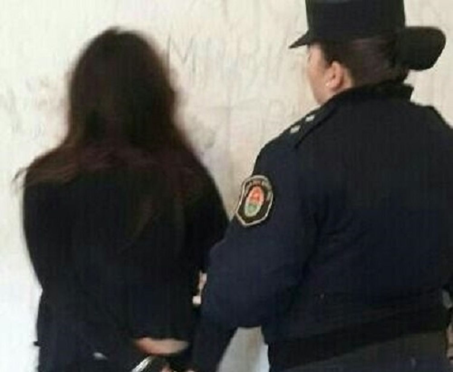 Quiso robar desodorantes de un supermercado chino y la vieron por las cámaras