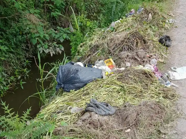 Zanjón en Padre Santana: limpiaron, pero dejaron toda la mugre arriba