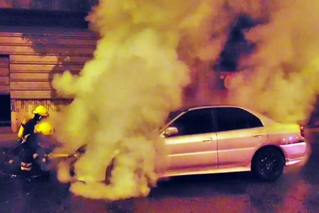 Le incendiaron el auto y asegura que fue porque su novia se contagió de Covid-19