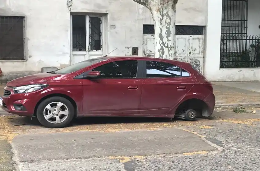Volvieron los roba rueda: se llevaron las cubiertas de un auto estacionado en Barrio Parque