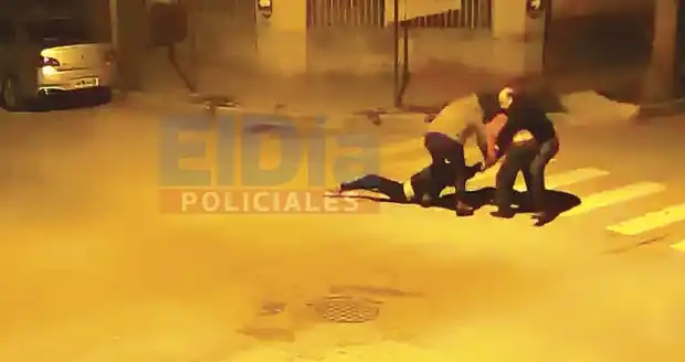 Video: Brutal agresión de un hombre a su cuñada en plena calle
