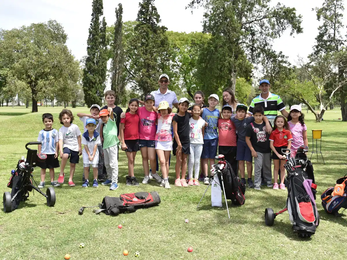 El golf abrió sus puertas para convertirse en una oportunidad para los chicos 
