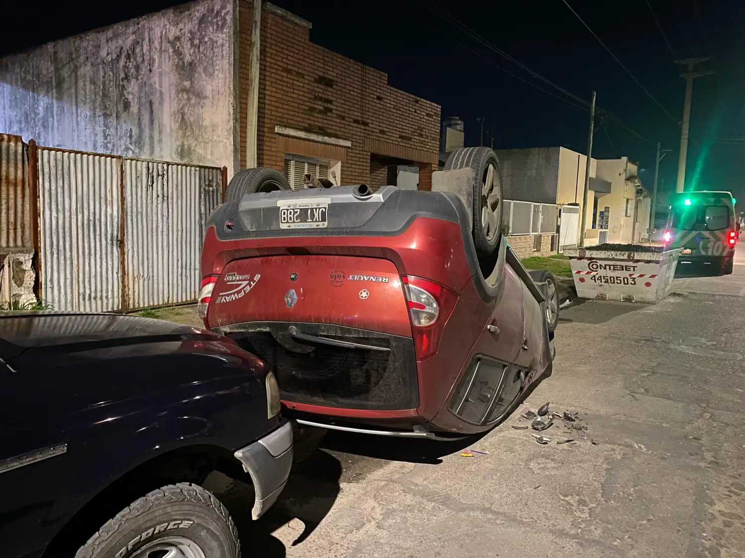 Uno de los vehículos involucrados terminó volcado a causa del fuerte impacto