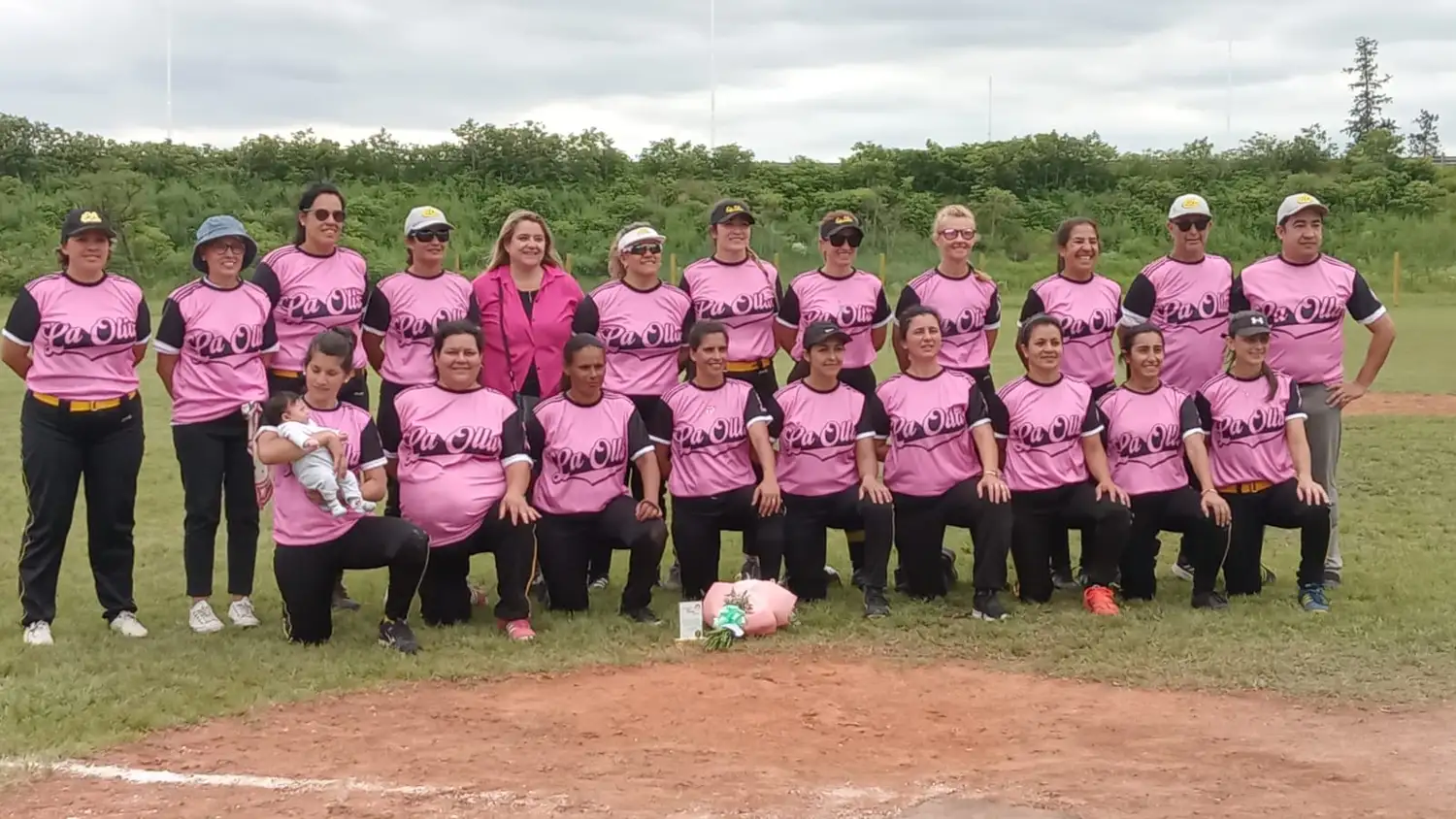 El equipo de "La Olla" usando el color rosa en su camiseta en adhesión a la finalidad con que se desarrolló este torneo de sóftbol femenino en Gualeguay.