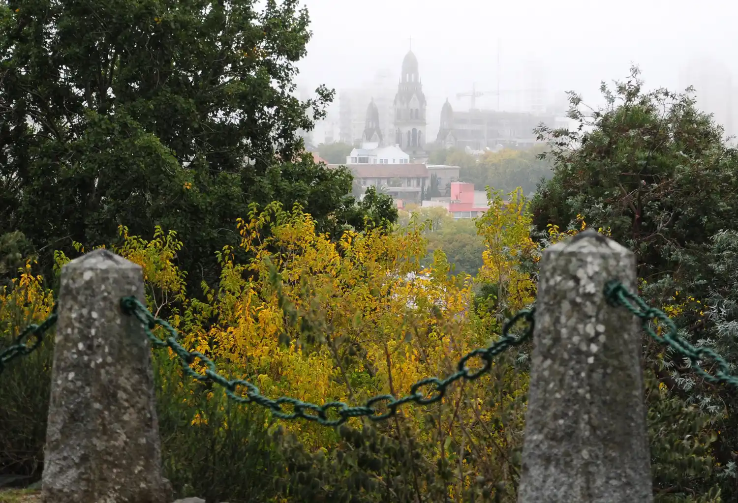La semana comenzó con una densa niebla sobre la ciudad y con la probabilidad de lloviznas.