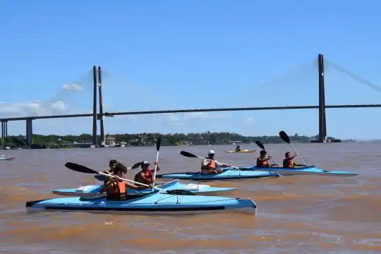 Rosario: se concretó el tradicional cruce del río a remo
