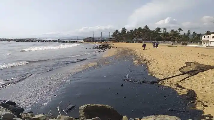 NUEVO DERRAME PETROLERO en El Palito afecta playas de Falcón